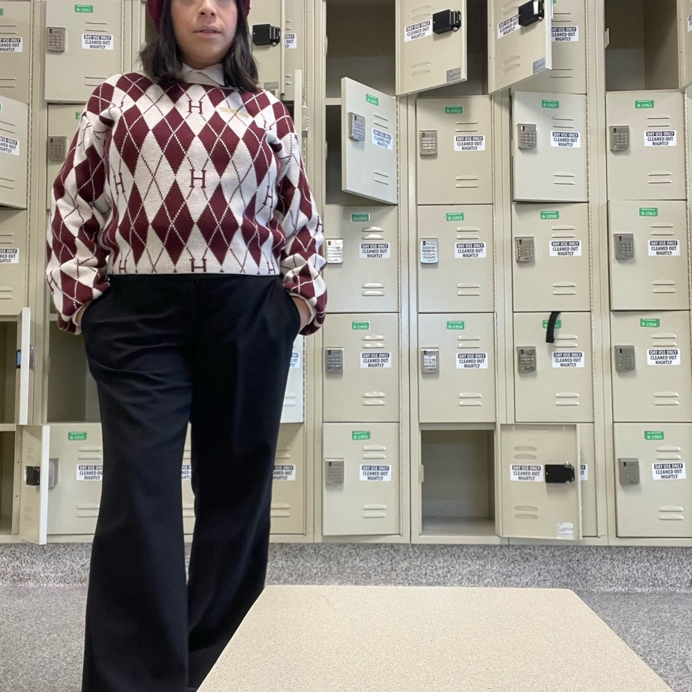 Size M women’s Hogwarts sweater